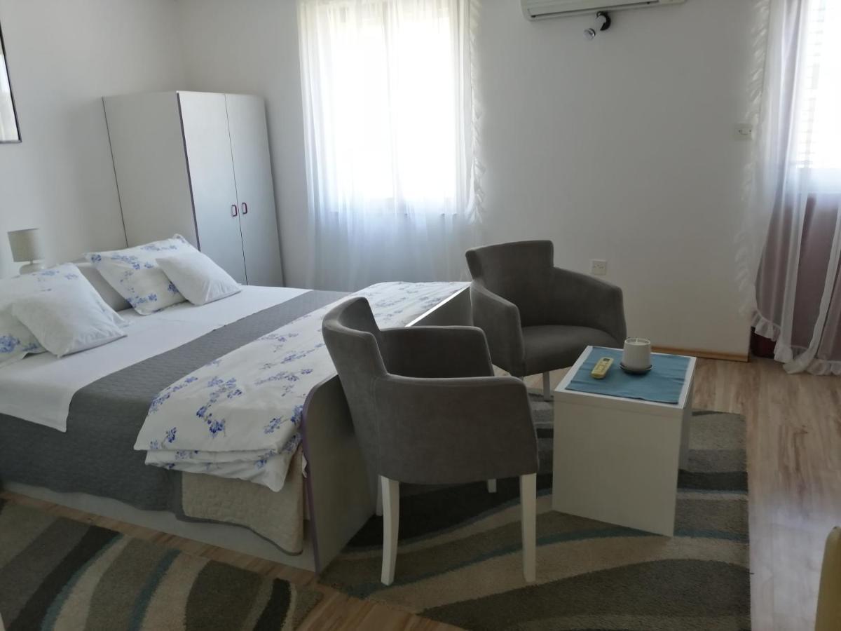 Studio Apartments Kuljis Вис Екстериор снимка
