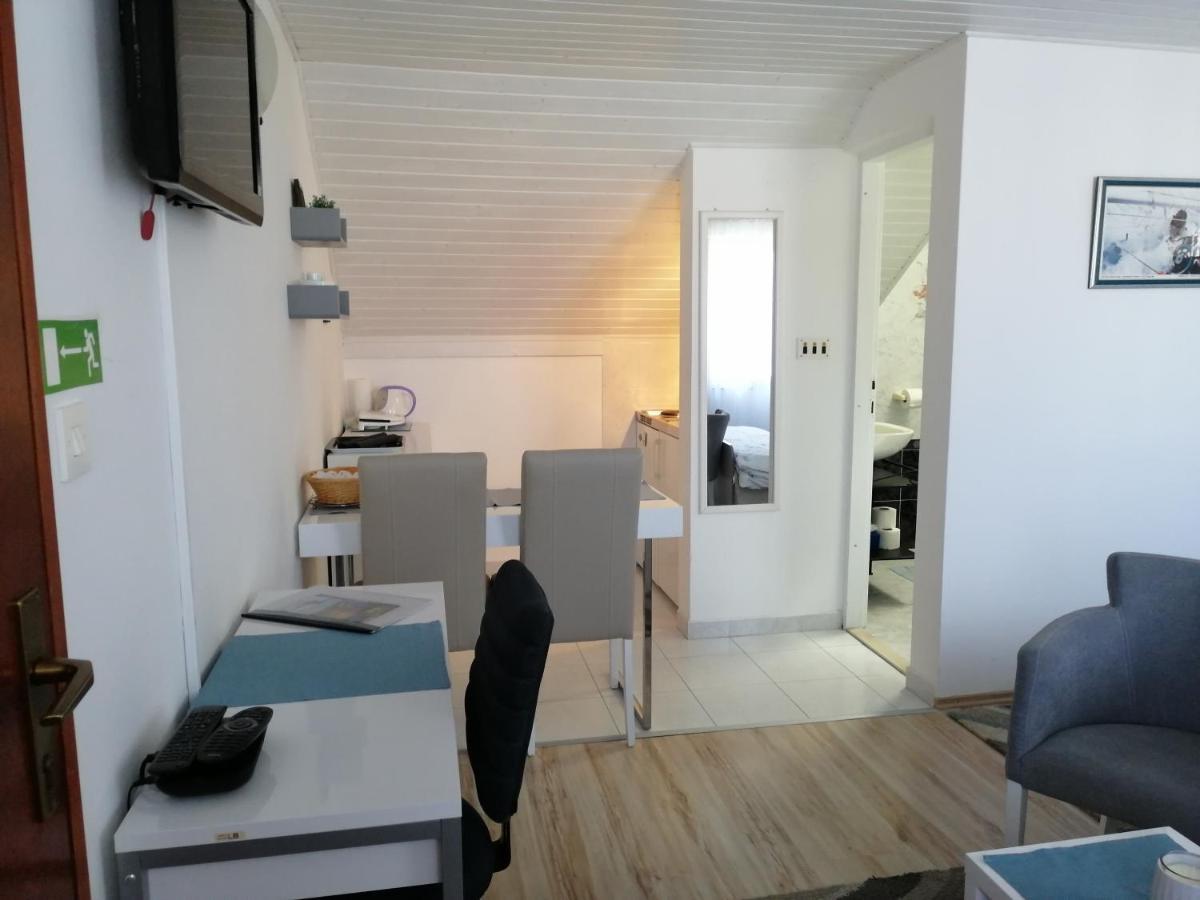 Studio Apartments Kuljis Вис Екстериор снимка