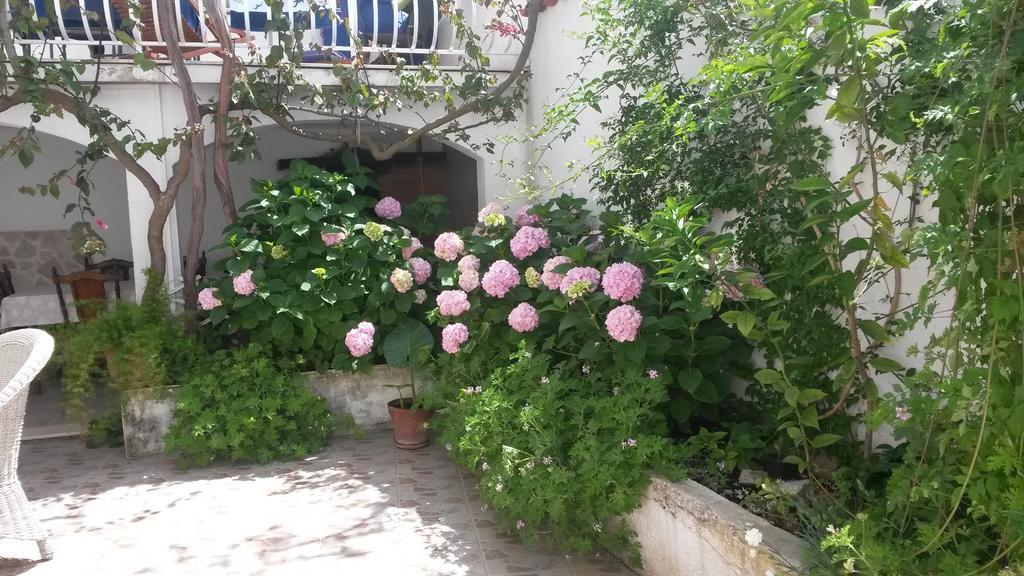 Studio Apartments Kuljis Вис Екстериор снимка