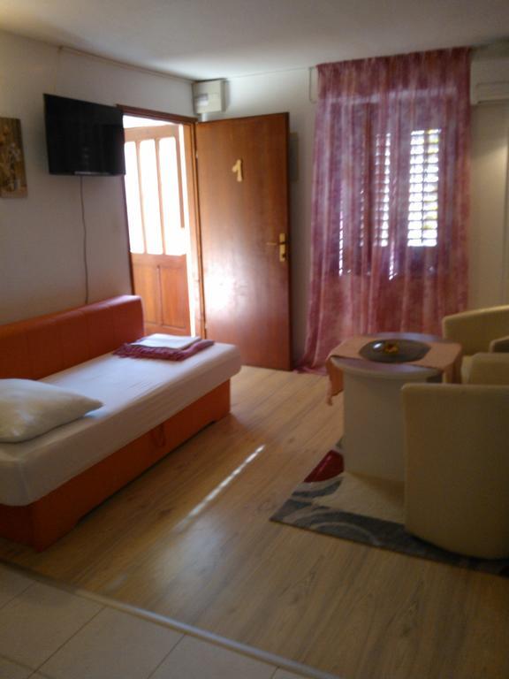 Studio Apartments Kuljis Вис Екстериор снимка