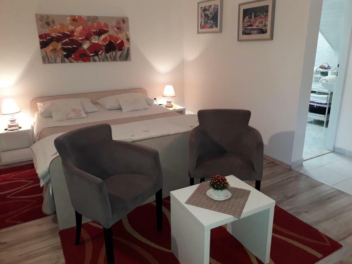 Studio Apartments Kuljis Вис Екстериор снимка